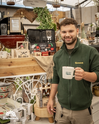 Homme souriant tenant une tasse 